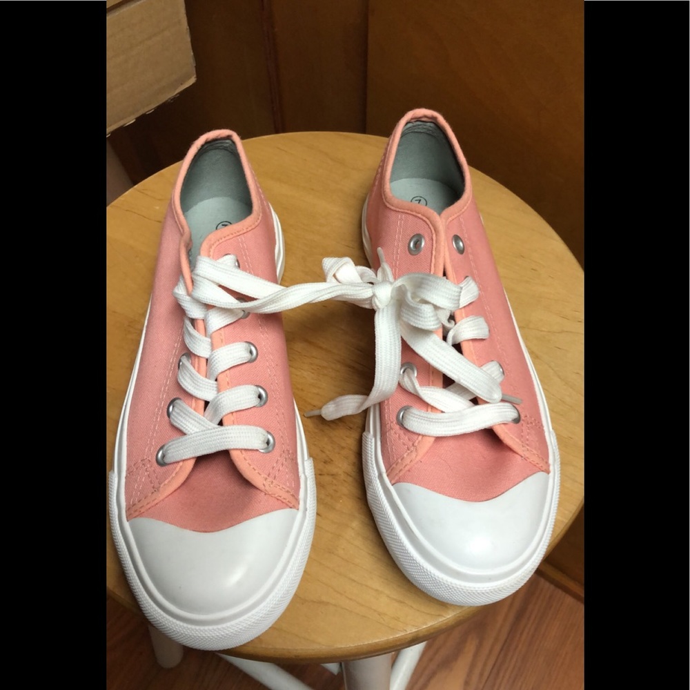 Serra peach tennis shoes